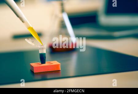 PCR-Streifen in der genetischen Labor Stockfoto