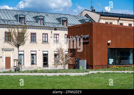 Alte und moderne Gebäude am Neuen Platz in Norrköping. Norrkoping ist eine historische Industriestadt. Stockfoto