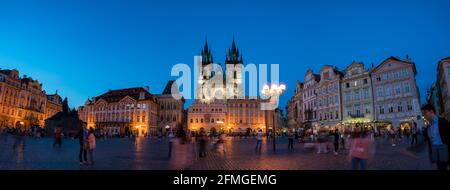 Prag, Tschechische Republik - 15. September 2018. Prag bei Nacht - Altstädter Ring - die Kirche der Mutter Stockfoto