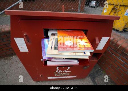 Bücher über fließen von einer British Heart Foundation Buch- und Musikbank in Oxford. Bilddatum: Mittwoch, 5. Mai 2021. Stockfoto