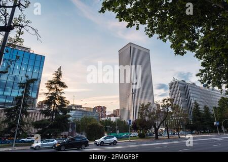 MADRID - 2. MAI 2021: Weitwinkelansicht des Geschäfts- und Finanzviertels AZCA in Madrid in der Abenddämmerung, von der Castellana Straße aus gesehen, Spanien. Stockfoto