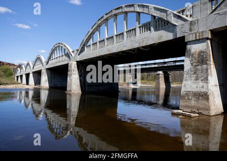 Mehrspannige Bogenbrücke über den Grand River in Kitchener (Freeport). Kitchener, Ontario, Kanada. Stockfoto