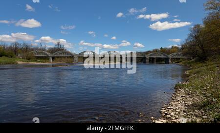 Mehrspannige Bogenbrücke über den Grand River in Kitchener (Freeport). Kitchener, Ontario, Kanada. Stockfoto