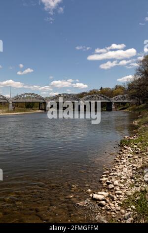 Mehrspannige Bogenbrücke über den Grand River in Kitchener (Freeport). Kitchener, Ontario, Kanada. Stockfoto