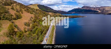 Blick nach Norden auf der A82 Road bei Luss, Loch Lomond, Schottland, Großbritannien Stockfoto