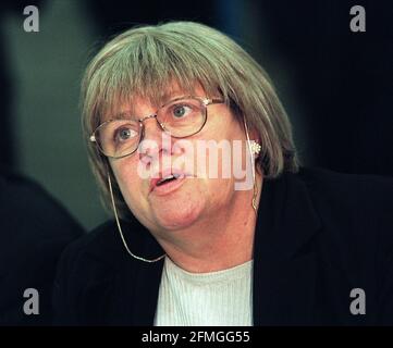 Der nordirische Sekretär Mo Mowlam im Labyrinth 1998Mo Mowlam War im Labyrinth Gefängnis, um mit loyalistischen Terroristen zu sprechen Stockfoto