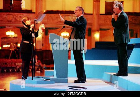 Norman Fowler MP auf der Konferenz der Konservativen Partei im Oktober 1997 Bereitet sich auf seine Rede in der Konferenzhalle in Blackpool vor Stockfoto