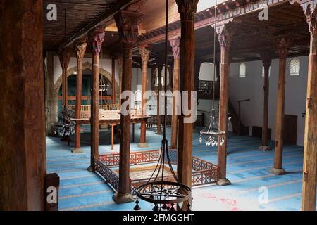 Anatolische Selculu-Sakralarchitektur aus dem 13. Jahrhundert mit originalen Holzsäulen die Esrefoglu-Moschee in Beysehir, Konya Stockfoto