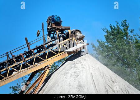 Aggregataufbereitungsanlage. Anlage zur Gewinnung und Produktion von Kies- und Granitsplittern. Ausrüstung für die Verarbeitung von Granit, Kies graben Stockfoto