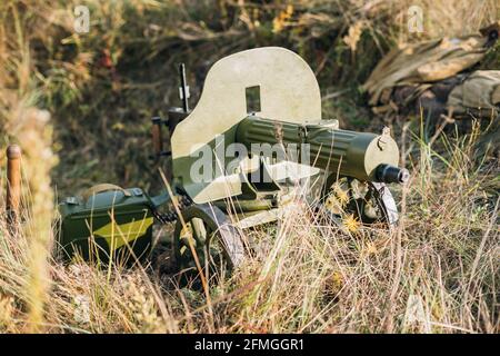 Maxim's Maschinengewehr Modell 1910/30 auf EINEM Radlager in Vladimirov In Gras Stockfoto