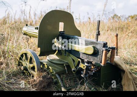 Maxim's Maschinengewehr Modell 1910/30 auf EINEM Radlager in Vladimirov In Gras Stockfoto