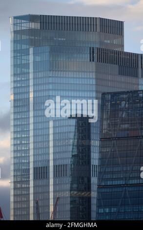 Glasverkleidung von 22 Bishopsgate und 122 Leadenhall Street, The Cheesegrater, in der City of London, Mai 2021 Stockfoto