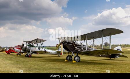 1924 de Havilland DH.51 ‘Miss Kenya, 1931 Avro 621 Tutor, 1931 DH82a Tiger Moth & 1929 Southern Marklet auf statischer Ausstellung im Old Warden Aerodrome Stockfoto