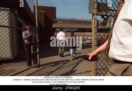 Gerry Kelly, Chefunterhändler der Sinn Fein, im Juli 1997 in Stormont Mit Siobhan O'Hanlon als Vorhut zum Aufstellen Büros für die Friedensgespräche, die in stattfinden sollen September Stockfoto