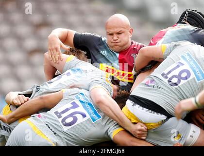 Twickenham Stoop, London, Großbritannien. Mai 2021. Englische Premiership Rugby, Harlekine gegen Wespen; Tom Lawday von Harlekine hält Spieler in der rollenden Maul Kredit: Action Plus Sports/Alamy Live News Stockfoto