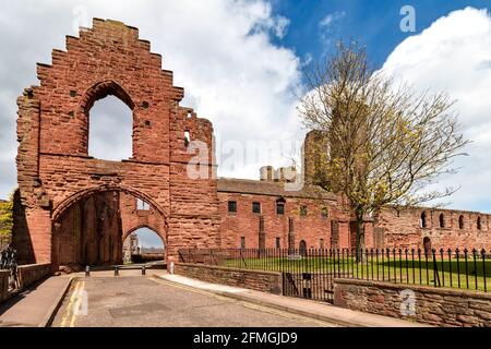 ARBROATH ABBEY ANGUS SCOTLAND DER EINGANG UND DAS TORHAUS DER ABBEY MAUER AUS DEM SÜDWESTEN Stockfoto