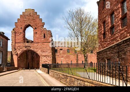 ARBROATH ABBEY ANGUS SCOTLAND DER EINGANG UND DAS TORHAUS DER ÄBTE HAUS AUF DER RECHTEN SEITE Stockfoto