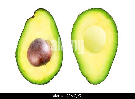 Reife Avocado in zwei Hälften. Draufsicht auf weißem Hintergrund. Stockfoto