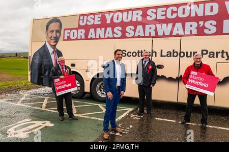 Anas Sarwar, Vorsitzender der schottischen Labour-Partei, unterstützt Martin Whitfield als Kandidaten im Wahlkampf 2021 durch den Battle Bus, East Lothian, Schottland, Großbritannien Stockfoto