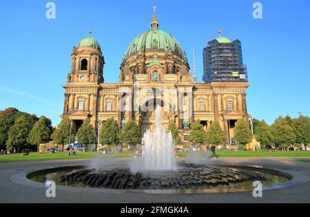 Berlin, Deutschland - 17. September 2020: Besuch des Berliner Doms an einem sonnigen Abend im September. Stockfoto