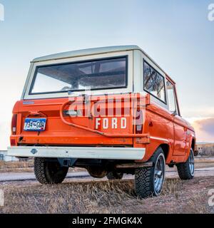 Fort Collins, CO, USA - 7. Januar 2019: Der Ford Bronco Ranger-Wagen der ersten Generation wurde auf einer Landstraße geparkt. Dieses legendäre Modell wurde hergestellt Stockfoto