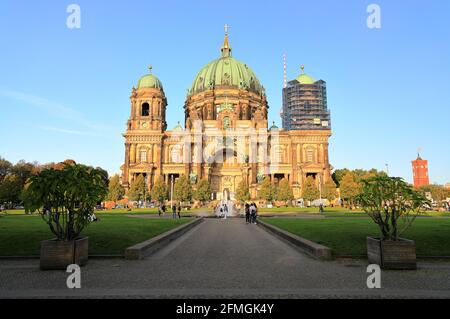 Berlin, Deutschland - 17. September 2020: Besuch des Berliner Doms an einem sonnigen Abend im September. Stockfoto