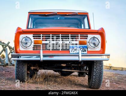 Fort Collins, CO, USA - 7. Januar 2019: Der Ford Bronco Ranger-Wagen der ersten Generation wurde auf einer Landstraße geparkt. Dieses legendäre Modell wurde hergestellt Stockfoto