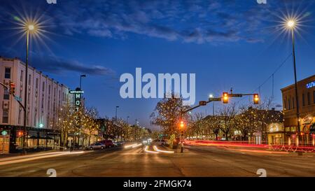 Fort Collins, CO, USA - 7. Januar 2021: Nächtliches Stadtbild mit Weihnachtsbeleuchtung - Hauptstraße in der Innenstadt von Fort Collins. Stockfoto