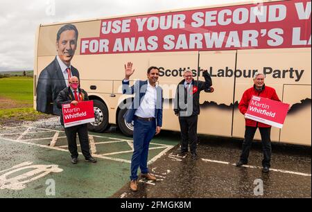Anas Sarwar, Vorsitzender der schottischen Labour-Partei, unterstützt Martin Whitfield als Kandidaten im Wahlkampf 2021 durch den Battle Bus, East Lothian, Schottland, Großbritannien Stockfoto