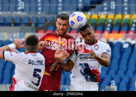 Borja Mayoral von AS Roma und Koffi Levy Djidji vom FC Crotone in Aktion gesehen während der Italienischen Fußball-Liga EIN Spiel 2020/2021 zwischen AS Roma und FC Crotone im Olimpic Stadium in Rom. / LM Stockfoto