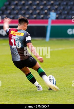 Twickenham Stoop, London, Großbritannien. Mai 2021. Englische Premiership Rugby, Harlequins versus Wesps; Umwandlung seines Gewinnversuchs ist Marcus Smith von Harlequins Kredit: Action Plus Sports/Alamy Live News Stockfoto