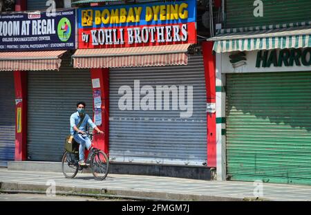 Srinagar, Indien. Mai 2021. Ein Radfahrer, der eine Gesichtsmaske trägt, fährt während einer Coronavirus-Sperrstunde, die von den Behörden nach dem Anstieg der COVID-19-Fälle in Srinagar verhängt wurde, durch einen geschlossenen Markt.die Coronavirus-Sperrstunde in Jammu und Kaschmir wurde bis zum 17. Mai verlängert, um den Anstieg der Coronavirus-Fälle einzudämmen, sagten Beamte am Sonntag. In der Zwischenzeit verzeichnete Indien in den letzten 24 Stunden 403,738 neue COVID-19-Fälle und 4,092 Todesfälle. (Foto von Saqib Majeed/SOPA Images/Sipa USA) Quelle: SIPA USA/Alamy Live News Stockfoto