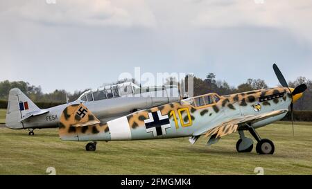 Hispano Buchon & Noorduyn Harvard bei der Saisonpremiere der Drive-in Airshow im Shuttleworth, Old Warden am Sonntag, den 2. Mai 2021 Stockfoto