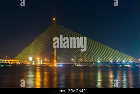 Rama 8 Brücke bei Nacht und schöne Lichter Stockfoto