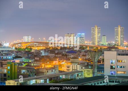 River Brücke Rama III Brücke. Die Stadt Bangkok bei Nacht mit der Beleuchtung Die Beleuchtung der Wolkenkratzer. Stockfoto