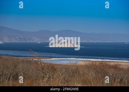 Insel auf dem Hintergrund der Marine. Wladiwostok, Russland. Stockfoto