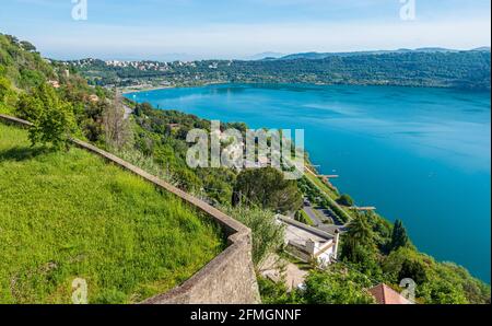 Malerische Anblick in Castel Gandolfo, mit dem Albaner See in der Provinz Rom in der italienischen Region Latium. Stockfoto