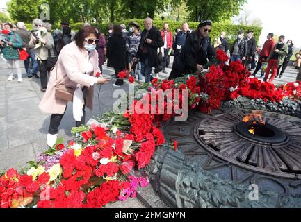 Kiew, Ukraine. Mai 2021. In Kiew wurde das Denkmal des unbekannten Soldaten zum Tag des Sieges und zum 76. Jahrestag des Sieges über Nazi-Deutschland im Zweiten Weltkrieg mit Blumen geschmückt. (Foto von Pavlo Gonchar/SOPA Images/Sipa USA) Quelle: SIPA USA/Alamy Live News Stockfoto