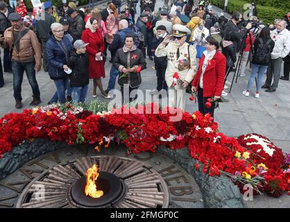 Kiew, Ukraine. Mai 2021. Man sieht in Kiew Blumen an das Denkmal des unbekannten Soldaten in einem Gedenkpark legen, der den Siegestag und den 76. Jahrestag des Sieges über Nazi-Deutschland im Zweiten Weltkrieg markiert. (Foto von Pavlo Gonchar/SOPA Images/Sipa USA) Quelle: SIPA USA/Alamy Live News Stockfoto