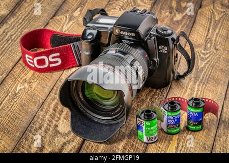Fort Collins, CO, USA - 13. August 2020: Alte 35-mm-Filmkamera, Canon EOS A2E, mit Rollen von Fujichrom Velvia und Provia-Diafilm. Stockfoto