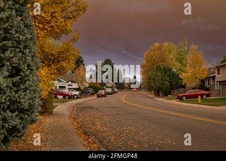 Fort Collins, CO, USA - 22. Oktober 2020: Eine Mittagsansicht einer Wohnstraße unter starker Rauchwolke vom Bergwaldfeuer - ungesunder Leve Stockfoto