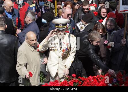 Kiew, Ukraine. Mai 2021. Ein Veteran des Weltkrieges zwei Grüße neben dem Denkmal des unbekannten Soldaten, als er den Tag des Sieges und den 76. Jahrestag des Sieges über Nazi-Deutschland im Zweiten Weltkrieg in Kiew feiert. Kredit: SOPA Images Limited/Alamy Live Nachrichten Stockfoto