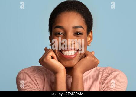 Happy Emotions Konzept. Porträt Einer Überfröhten Schwarzen Frau, Die Das Gesicht In Aufregung Berührt Stockfoto
