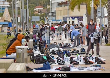 Vendrell, Spanien. Mai 2021. Die Menschen gehen, während sie die illegalen Straßenhändler in Vendrell Tarragona am ersten Tag des Aufhebens des Alarmzustands aufgrund der Covid-19-Krise beobachten, während die Schutzmaßnahmen fortgesetzt werden. Kredit: SOPA Images Limited/Alamy Live Nachrichten Stockfoto