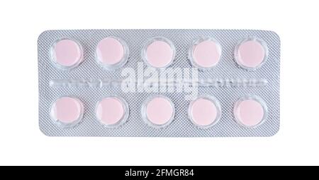 Rosa Tabletten in Blister isoliert auf weißem Hintergrund. Stockfoto