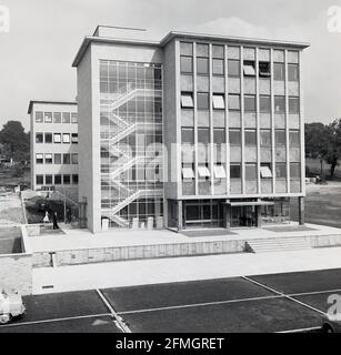 1960s, historisch, ein neu erbautes Hauptbüro, ziemlich typisch für die Architektur der Ära, die aus Betonfertigteilen mit bereits vorhandenen Fenstern gebaut wurde, diese Platten wurden außerhalb des Standorts, England, Großbritannien, gebaut. Interessant genug ist die Treppe für das Gebäude zu sehen, eine Neuerung. Stockfoto
