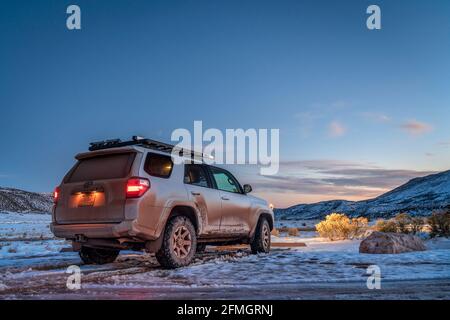 Fort Collins, CO, USA - 28. Oktober 2020: Schmutziger Toyota 4runner SUV in der Abenddämmerung im Red Mountain Open Space , Erholungsgebiet am Fuße des Rocky Mounta Stockfoto