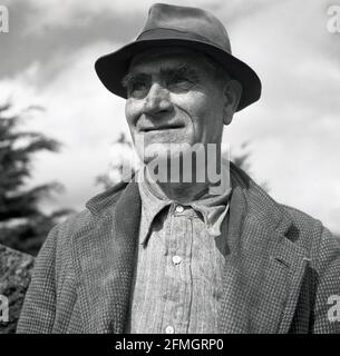 1950er Jahre, historisches Bild von J Allan Cash, einem Profil eines Landwirts, Nordirland. Das Leben auf einem Bauernhof in dieser Zeit war hart und die Männer, die oft rund um die Uhr arbeiten würden, waren selbst von einem harten Natur. Stockfoto