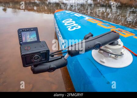 Fort Collins, CO, USA - 25. Dezember 2019: Ultrakompakte Action-Kamera RX0 2 von Sony, die mit einem Saugnapf auf einem Deck mit Stand-up-Paddleboard für Rennfahrer montiert ist Stockfoto