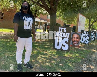 Selma, Alabama, USA. Mai 2021. Ein Teilnehmer am National John Lewis Day of Action und Votercade erwartet den Beginn der Veranstaltung, um die Verabschiedung des for the People Act und des John Lewis Voting Rights Advancement Act zu fordern. Die Votercade mit Reise von Selma nach Montgomery, auf der gleichen Route, die die Marschierenden 1965 folgten, um die Verabschiedung des Stimmrechtsgesetzes zu fordern. Quelle: Sue Dorfman/ZUMA Wire/Alamy Live News Stockfoto